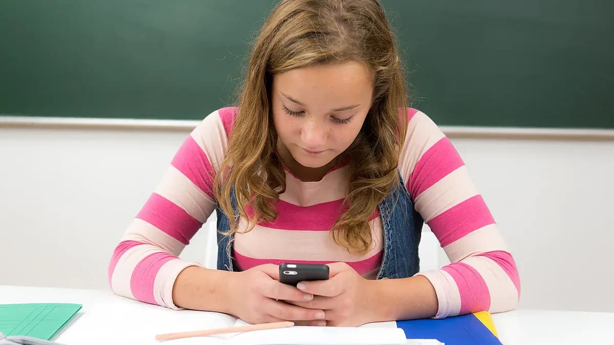 Warum kein Handy im Unterricht? Die schädlichen Folgen für Schüler